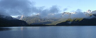 Vista general del Lago Las Torres en la reserva nacional homónima.
