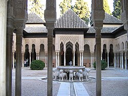 Fuente histórica ubicada en el palacio de la Alhambra en Granada, España
