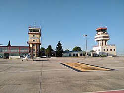 Torre de control nueva y torre de control vieja del aeropuerto
