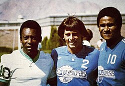 Pelé junto a otras figuras en el New York Cosmos