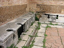 Letrinas públicas en Ostia Antica