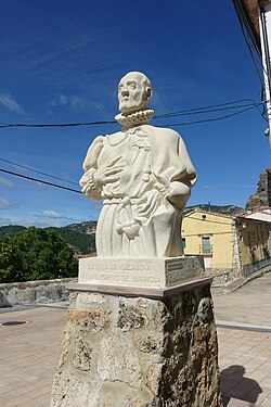 Monumento dedicado a Julián Romero en Huélamo