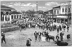 Bazar de Tirana en una postal antigua de 1902