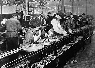 Línea de montaje de vehículos en las instalaciones de Ford en 1913.