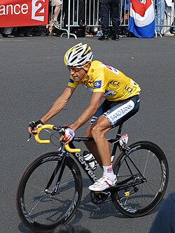 Carlos Sastre con el maillot amarillo