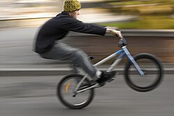 Caballito manual en una bicicleta de BMX