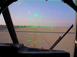 Head-up display (HUD) del copiloto de un C-130J.