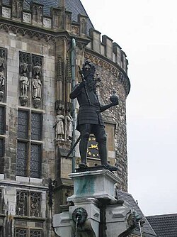 Estatua de Carlomagno ante el Ayuntamiento de Aquisgrán