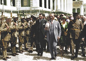 Mustafa Kemal con su sombrero Panamá.