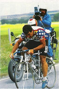 Fotografía histórica de un ciclista del equipo en competición.