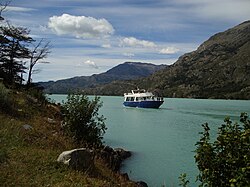 Embarcación de transporte en el lago