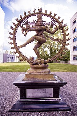 Estatua de Shiva danzando como Nataraja, donada al CERN por el gobierno de la India.