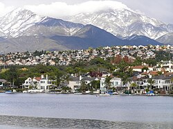 Las montañas Saddleback vistas desde el lago Mission Viejo.