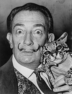 Dalí con su mascota ocelote Babou