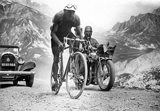 Federico Ezquerra durante la ascensión a un puerto en el Tour de Francia 1934