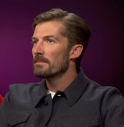 Gwilym Lee interpretando a Brian May