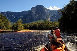 Vista del Salto Ángel desde el río Churún