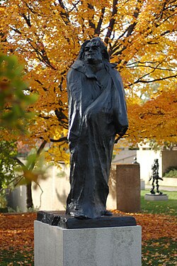 Estatua de cuerpo entero de Honoré de Balzac creada por Auguste Rodin en París.
