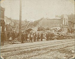 South Broadway después del paso de un tornado en 1896