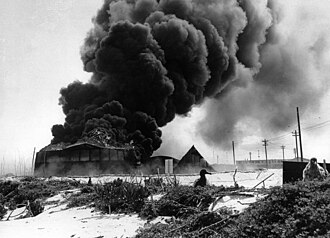 Representación o fotografía histórica de un ataque militar en Midway