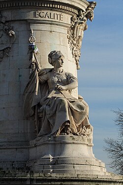 Estatua de la Igualdad ubicada en París representando una alegoría de la justicia y equidad jurídica