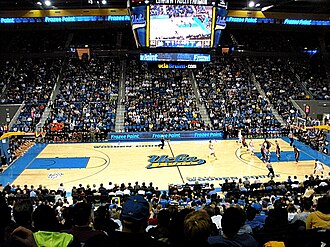 Interior del Pauley Pavilion mostrando gradas y la pista central