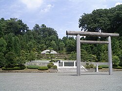 Fotografía de la tumba de Yoshihito en el Cementerio Imperial Musashi.