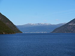 Paisaje geográfico característico de la región occidental de Noruega