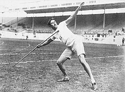 El campeón olímpico Erik Lemming en la prueba de jabalina estilo libre de los Juegos Olímpicos de 1908.