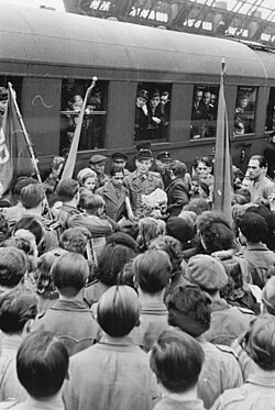 Recibimiento a los primeros estudiantes indios en Dresde, Alemania, en 1951