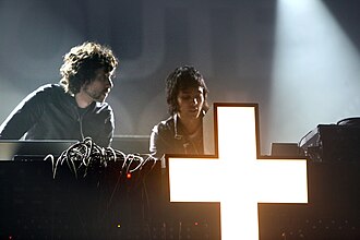 Justice actuando en vivo en París en el año 2007