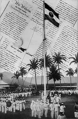Izado de la bandera imperial alemana en Samoa en marzo de 1900
