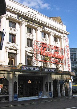 Fachada y entrada del Teatro St Martin's en Londres