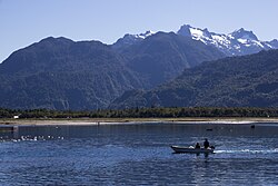 Vista del canal Hornopirén frente al pueblo del mismo nombre.