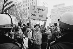 Protesta en Washington D. C. con un cartel que pide la deportación de los iraníes.