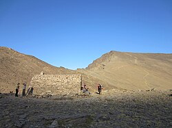 Montañeros llegando al Refugio Vivac de la Caldera