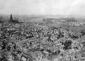 Vista panorámica de la ciudad de Colonia en ruinas tras los bombardeos de 1945.