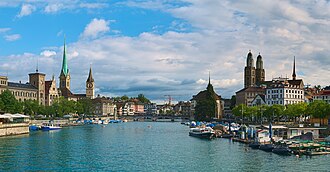 Vista del río Limmat y la iglesia Grossmünster