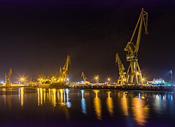 Vista nocturna de la zona portuaria y sus instalaciones.