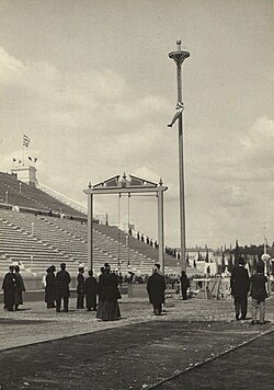 Competidor en la escalada de cuerda en los Juegos Olímpicos de Atenas 1896