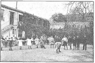 Fotografía en blanco y negro del recreo de la ILE en el paseo del Obelisco, tomada por Christian Franzen en 1903.