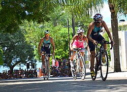 Pelotón femenino en triatlón