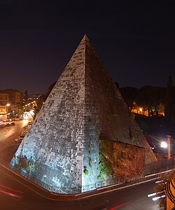 Vista nocturna de la Porta San Paolo junto a la zona monumental