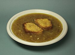 Sopa de cebolla tradicional servida en un cuenco