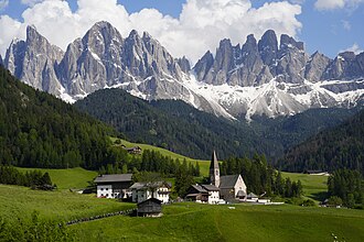 Paisaje panorámico de los Dolomitas con cumbres rocosas