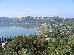 Castel Gandolfo y el lago Albano en Italia