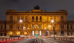Vista nocturna del edificio institucional iluminado