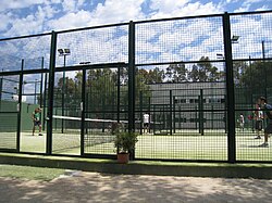 Jugadores en una pista de pádel exterior