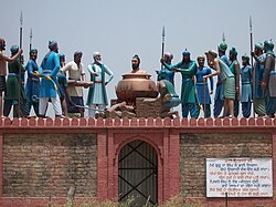 Escultura en la gurdwara Mehdiana Sahib.