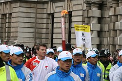 La antorcha olímpica de Pekín 2008 protegida por escoltas durante su paso por Londres
